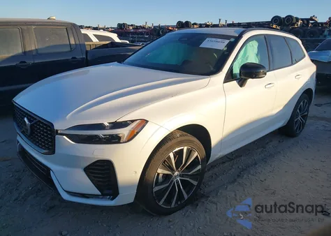 2024 Volvo Xc60 B5 Ultimate Dark Theme z USA, uszkodzony, nr VIN YV4L12RMXR1792108